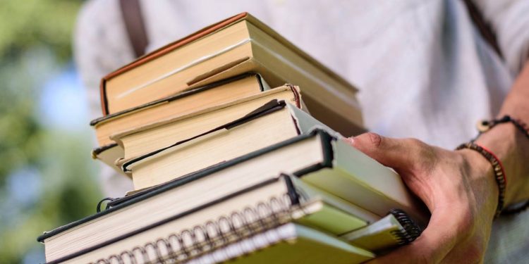 Por que reaproveitar livros didáticos pesa tão pouco no bolso das famílias