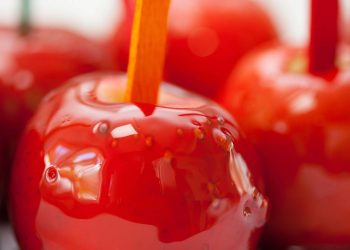 A maçã do amor simples que fica crocante e brilhante com poucos ingredientes