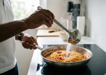 O macete de usar a água do macarrão pra deixar o molho com cara de restaurante chique