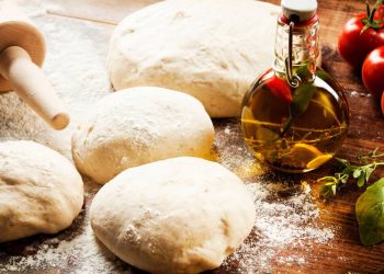 Como preparar massa de pizza 100% integral com 7 ingredientes simples e saudáveis
