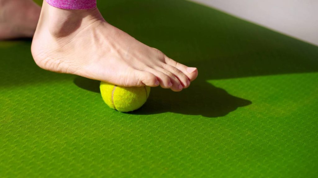 massagem com bolinha de tênis