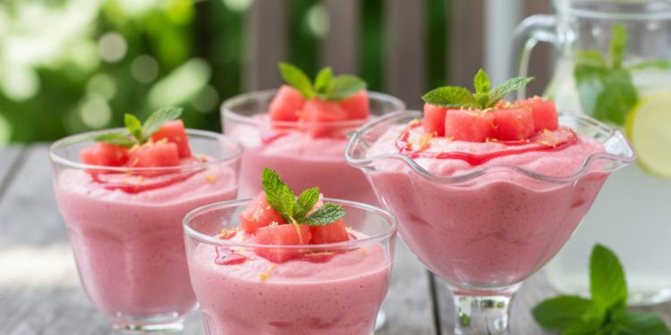 Sobremesa refrescante de melancia como fazer uma receita cremosa, gelada e fácil