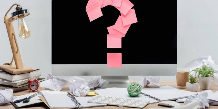 Se você costuma ser criticado pela bagunça na mesa de trabalho ou pego falando sozinho enquanto resolve um problema, saiba que esses “defeitos” podem ser, na verdade, um sinal de inteligência superior - Créditos: depositphotos.com / VadimVasenin