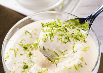 Mousse de limão rápido que fica cremoso e pronto em minutos