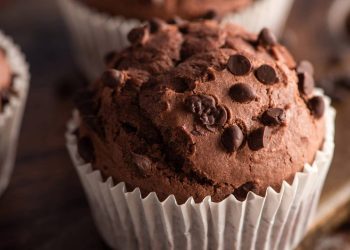 O muffin de chocolate caseiro transforma o café da tarde com poucos ingredientes