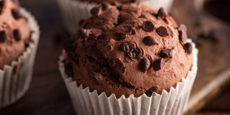 O muffin de chocolate caseiro transforma o café da tarde com poucos ingredientes