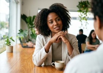 Truque psicológico para ser mais atraente e confiante em qualquer conversa
