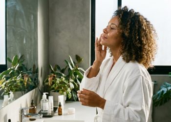 O truque de beleza da Cleópatra que as influenciadoras estão tentando copiar hoje em dia