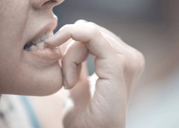 O que a psicologia diz sobre pessoas que não conseguem parar de roer as unhas