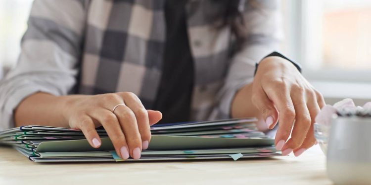 A solução caseira para organizar documentos sem pastas físicas de forma prática e barata