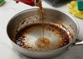 Como remover gordura das panelas usando Coca-Cola de forma simples