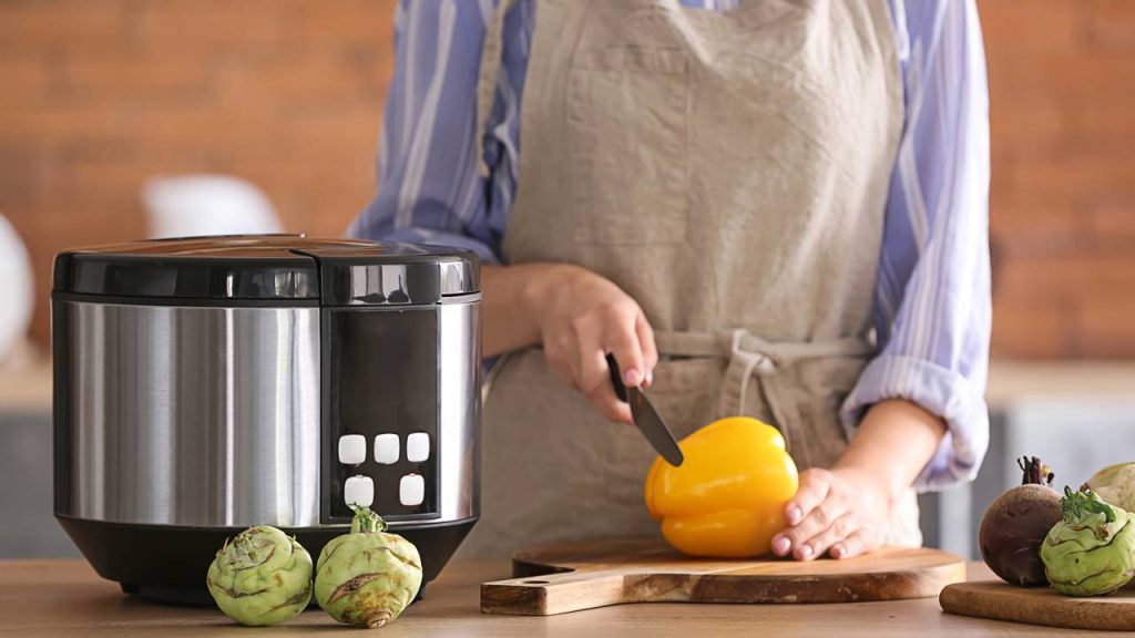 Panela elétrica multifuncional está mudando a rotina de quem cozinha todos os dias sem fazer barulho