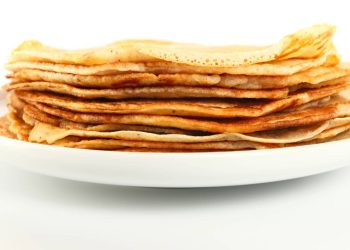 Massa de panqueca simples fica leve, macia e não gruda