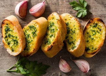 Por que usar pão francês amanhecido no pão de alho para churrasco