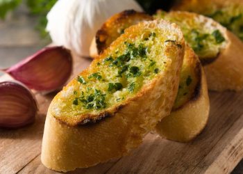 Pão francês amanhecido vira pão de alho prático e cheio de sabor no churrasco