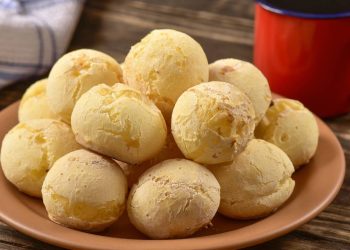 Pão de queijo fácil e delicioso receita caseira completa para café da manhã e lanche