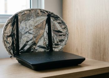 O jeito simples de aumentar o sinal do seu Wi-Fi usando apenas uma folha de papel alumínio