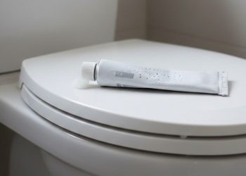 Milhões de pessoas ignoram esse truque da pasta de dente (e estão perdendo dinheiro à toa)