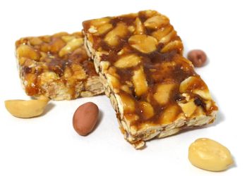 Pé de moleque tradicional: receita simples de micro-ondas com amendoim crocante