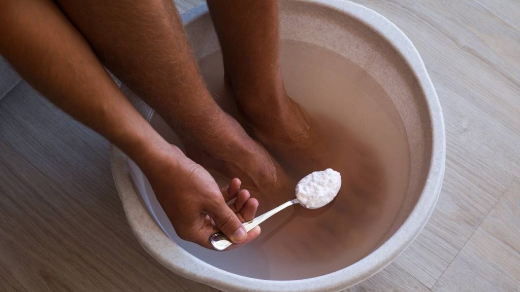 banho de pés com sal e bicarbonato