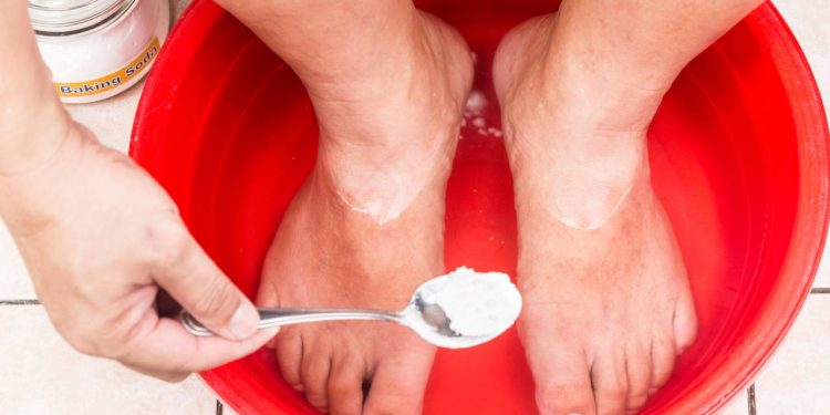 Como aliviar cansaço e mau cheiro nos pés em minutos com sal e bicarbonato