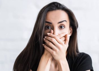 Por que o riso já foi visto como descontrole e ameaça à ordem?