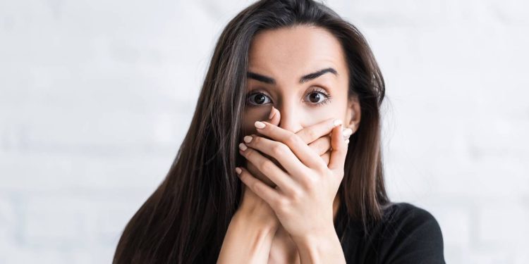 Por que o riso já foi visto como descontrole e ameaça à ordem?