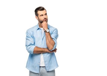 Falar sozinho não é loucura: o que a psicologia revela sobre esse hábito poderoso