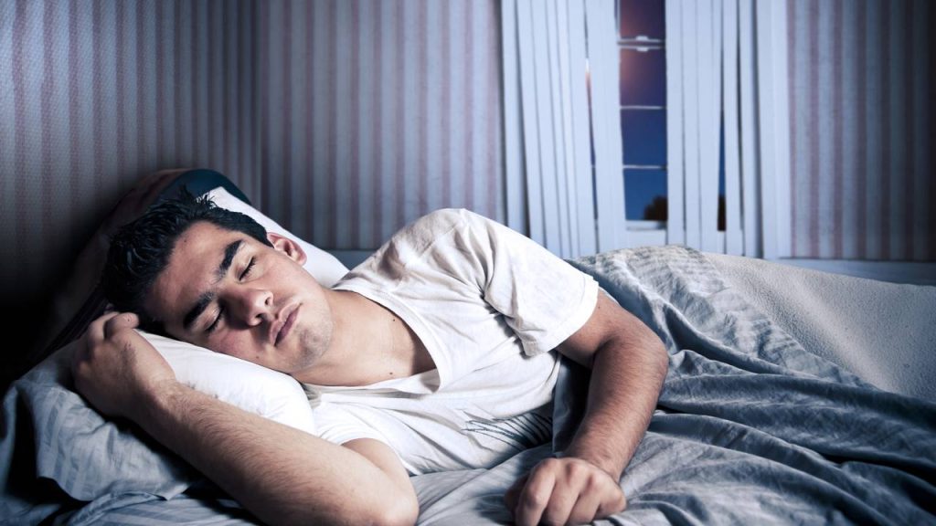 Dormir com a porta fechada: O hábito noturno que a psicologia usa para ler sua mente