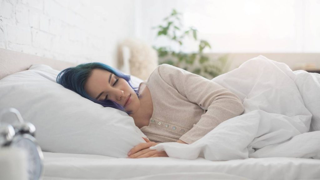 Dormir com a porta fechada: O hábito noturno que a psicologia usa para ler sua mente