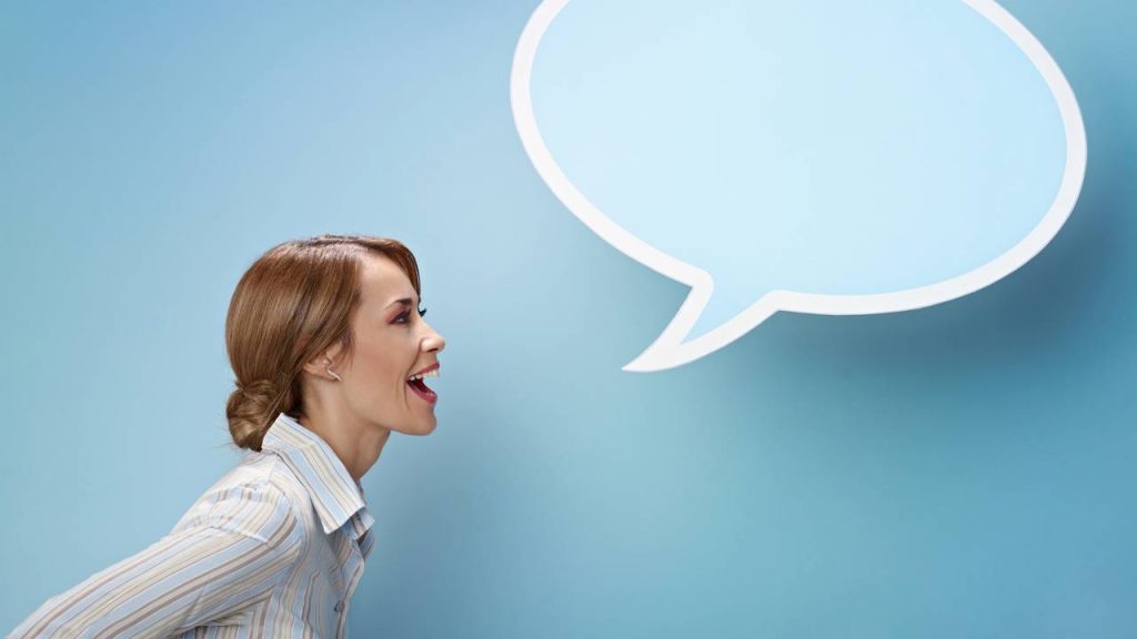 Falar sozinho não é loucura: o hábito mental que revela mais do que você imagina sobre si