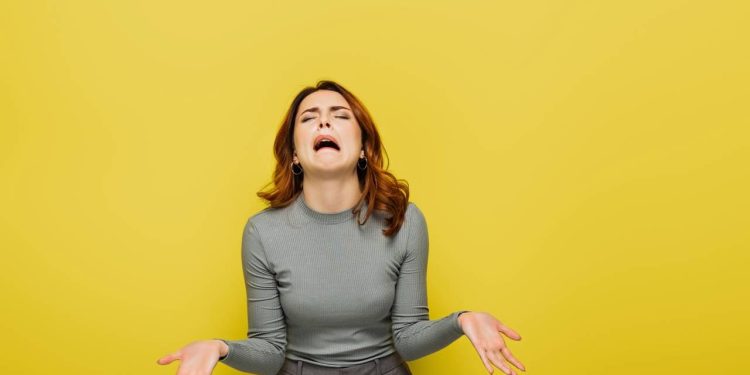 Reclamar o tempo todo ativa um modo mental que pode estar sabotando sua vida