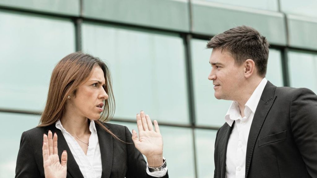 Reclamar o tempo todo ativa um modo mental que pode estar sabotando sua vida