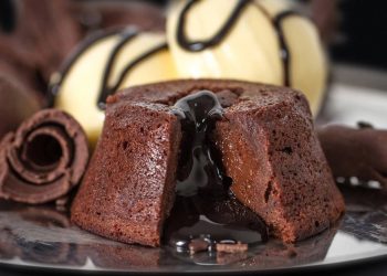 Petit gâteau perfeito: como fazer a sobremesa de chocolate com casquinha crocante e recheio cremoso