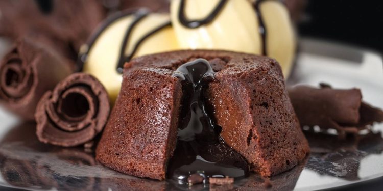 Petit gâteau perfeito: como fazer a sobremesa de chocolate com casquinha crocante e recheio cremoso