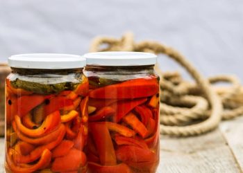 Pimentas em conserva caseiras que usam poucos ingredientes e muito sabor