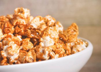 Pipoca doce com chocolate crocante feita fácil em uma única panela