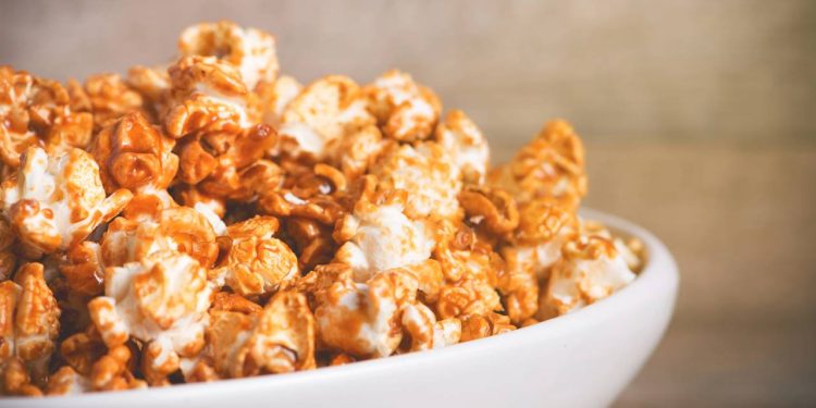 Pipoca doce com chocolate crocante feita fácil em uma única panela