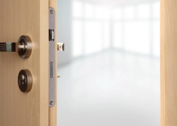 Dormir com a porta fechada: O hábito noturno que a psicologia usa para ler sua mente