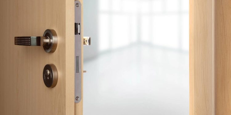 Dormir com a porta fechada: O hábito noturno que a psicologia usa para ler sua mente