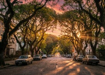 A cidade do Sul que abriga a rua mais bonita do mundo e tem o pôr do sol mais famoso do Brasil