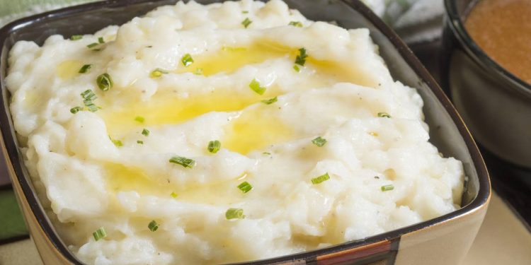 Purê de batata simples e fácil que salva qualquer refeição