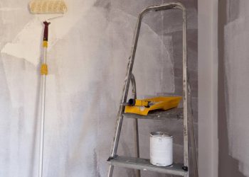 Quanto custa retocar pintura descascada por umidade e como economizar no reparo