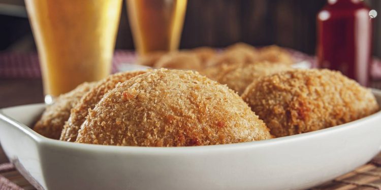 Risoles simples e crocantes feitos com poucos ingredientes