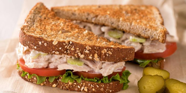 O sanduíche de verão incrível com atum e legumes frescos