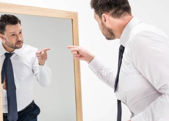 Falar sozinho não é loucura: o hábito mental que revela mais do que você imagina sobre si