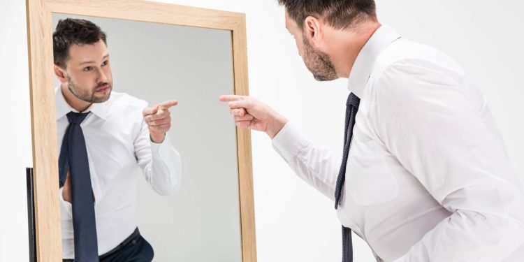 Falar sozinho não é loucura: o hábito mental que revela mais do que você imagina sobre si