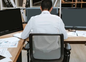 Exercícios em casa para quem passa o dia sentado: o plano que está mudando corpos sem academia