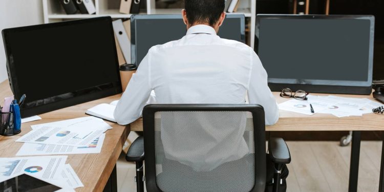 Exercícios em casa para quem passa o dia sentado: o plano que está mudando corpos sem academia