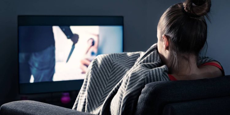 Se você passa o fim de semana maratonando séries de serial killers e depois se pergunta se há algo de errado com sua cabeça, pode ficar tranquilo: você não é um psicopata - Créditos: depositphotos.com / terovesalainen